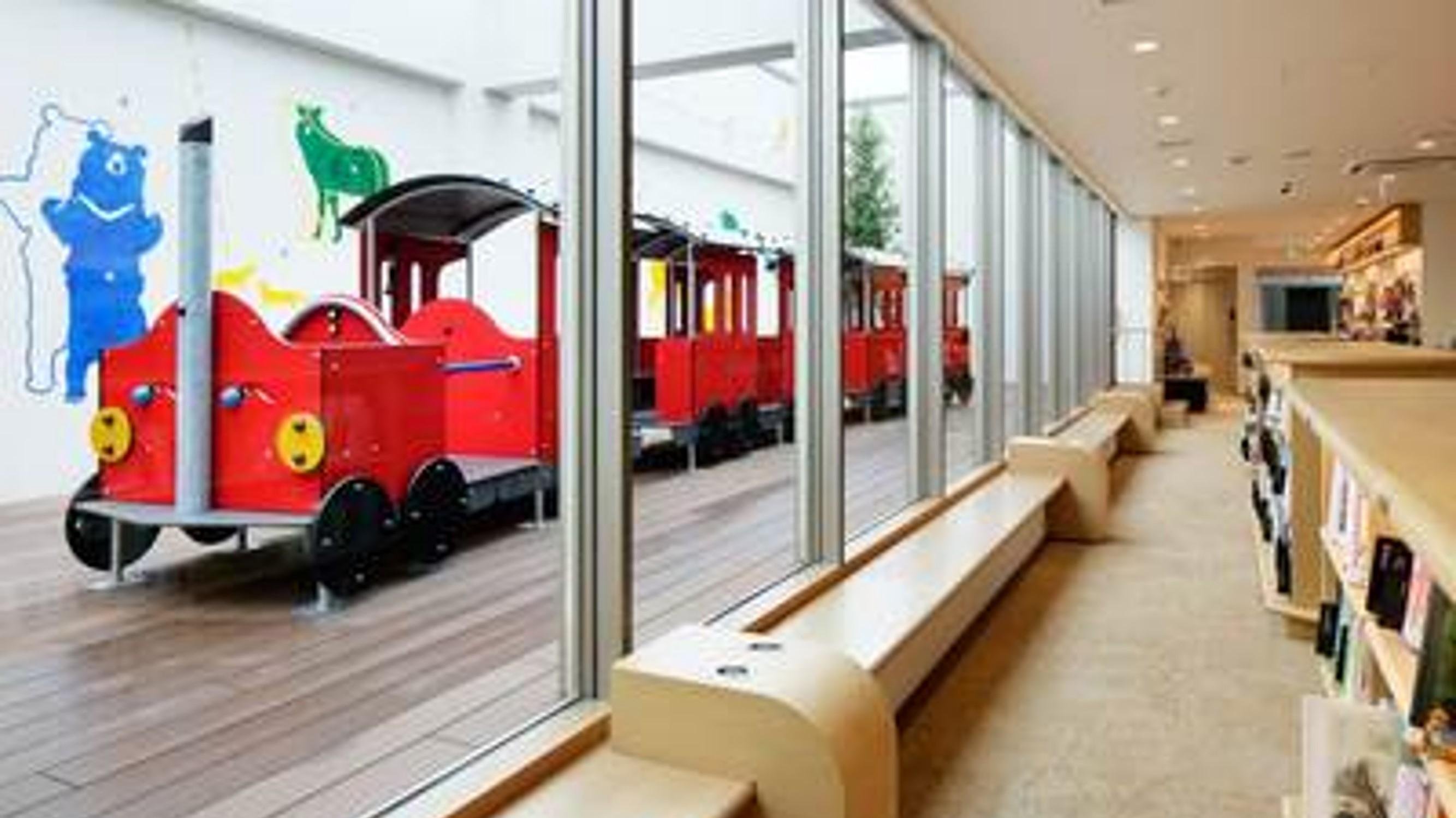 一个令人放松的露台，儿童和成人都可以在这里尽情享受。