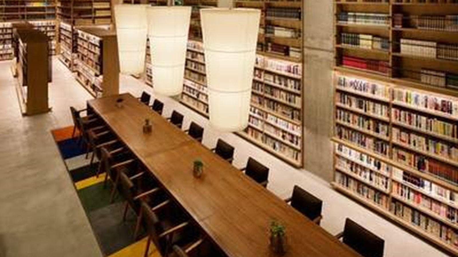 “成人专属阅读空间”（地下一层）