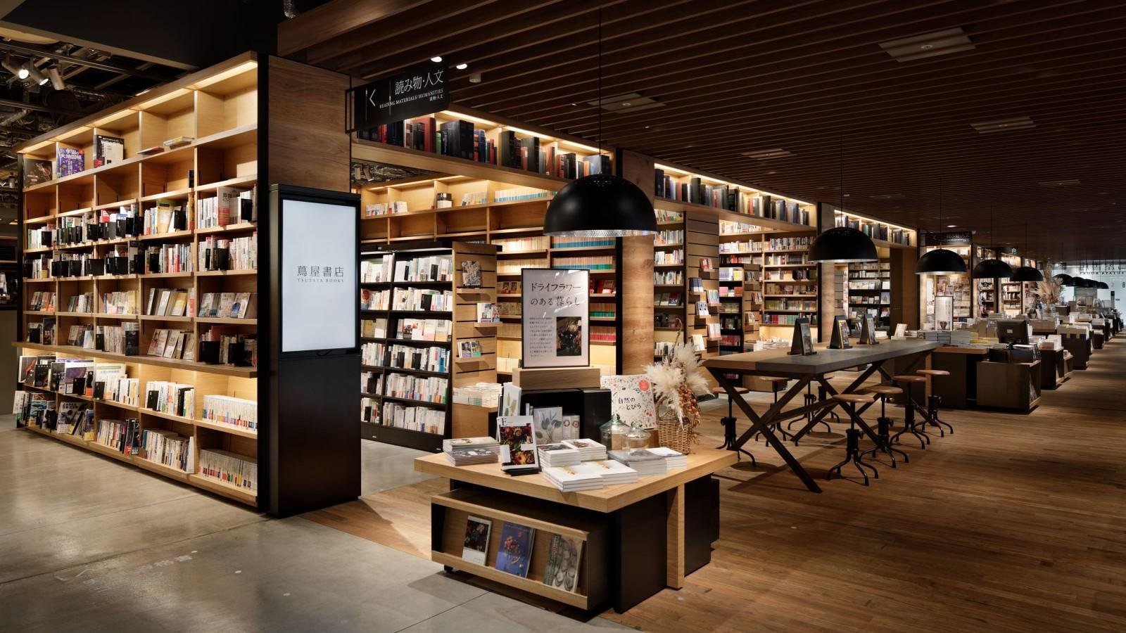 「蔦屋書店」の特色であるマガジンストリート