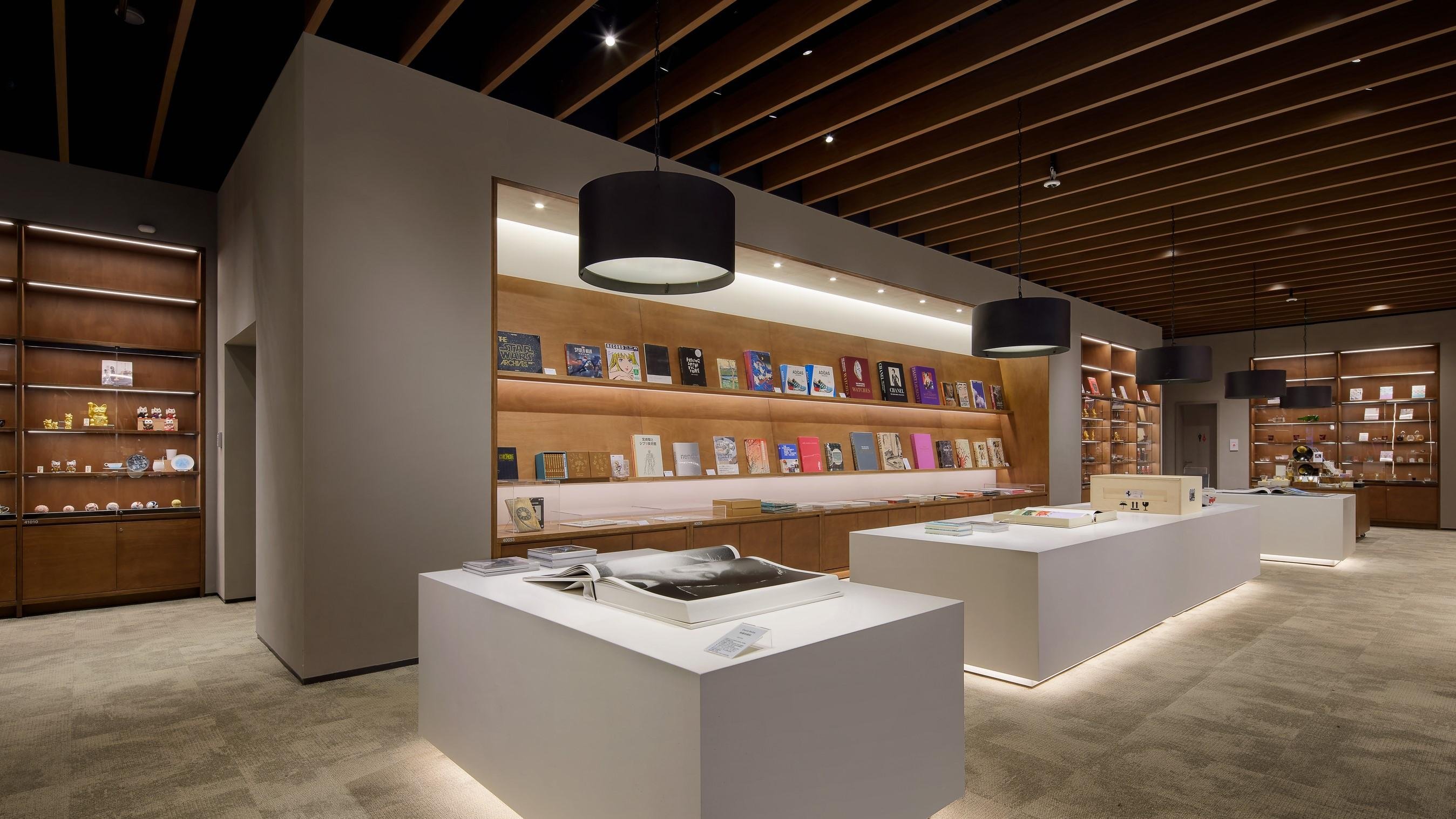 这是“TSUTAYA书店武汉江汉路店”的内部照片。