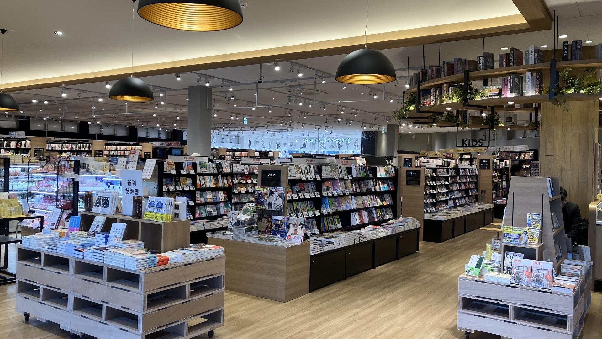 「TSUTAYA BOOKSTORE 島原店」の内観写真です。