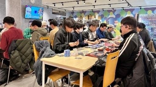 「TSUTAYA Trading Card 平塚」の内観写真です。