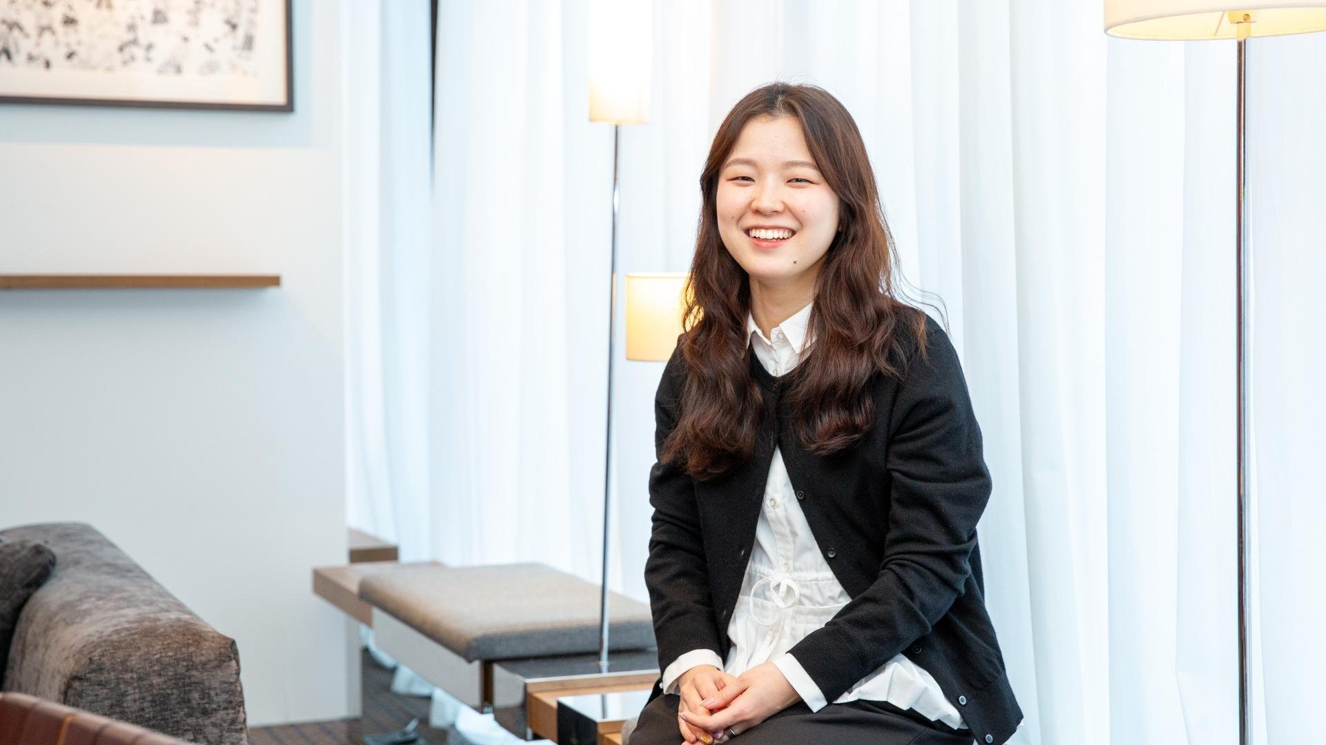 這是淡島由美的照片，她加入了日商文化便利俱樂部股份有限公司蔦屋書店事業部代官山蔦屋書店（2024年加入該公司）。