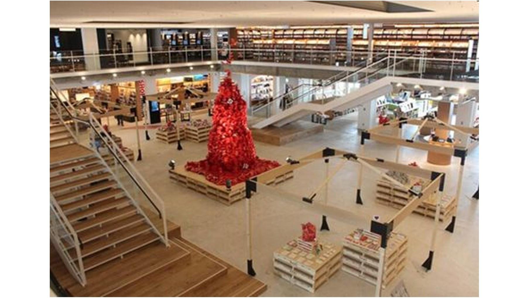 一座由 20,000 块加纳巧克力组成的巨型纪念碑，“爱情喷泉”，“情感堆积”，这是在函馆茑屋书店举办的情人节集市的说明图片。