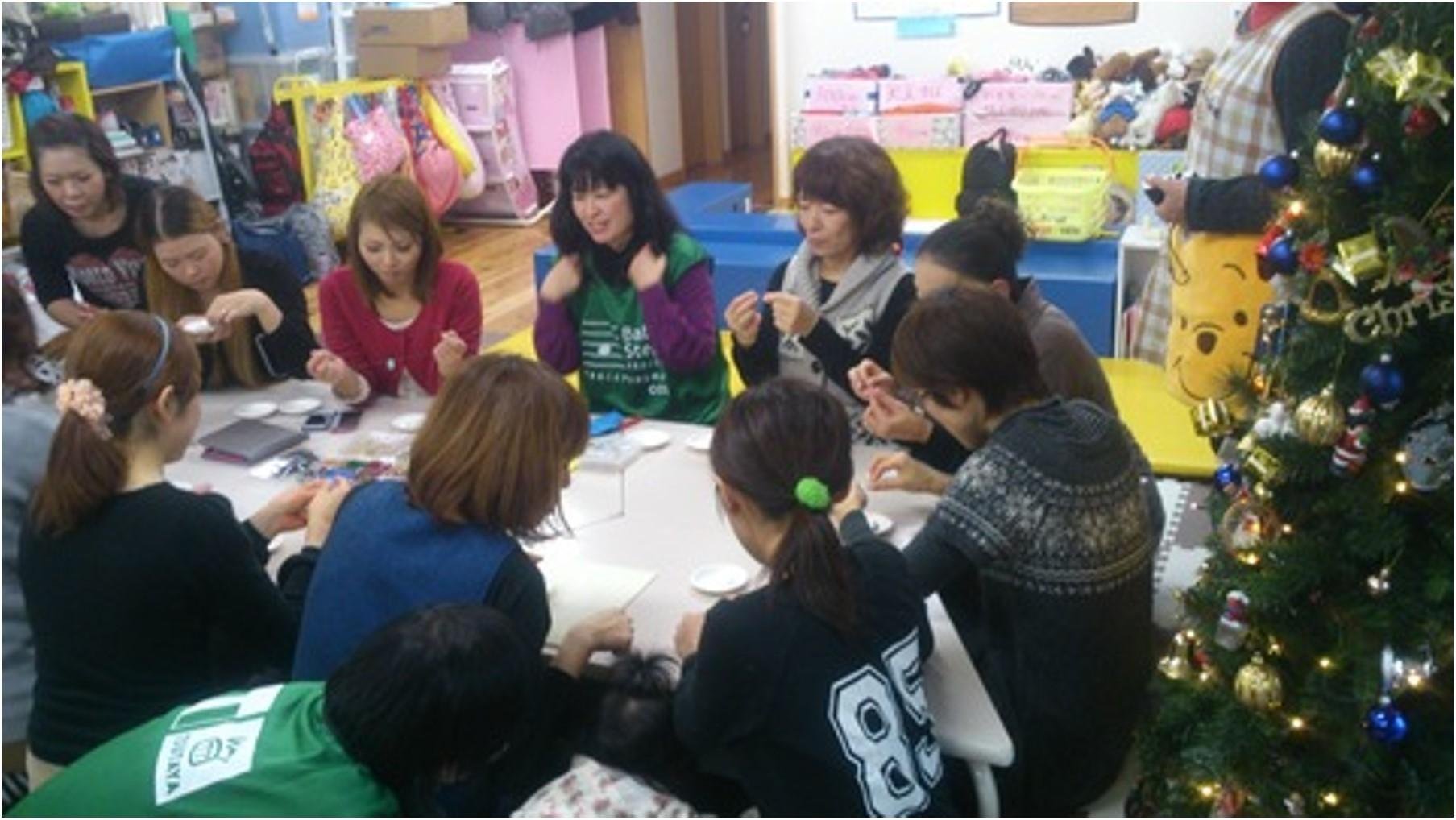 这是一张旨在“为人们提供交流平台，连接人与社会”的解释性图片。