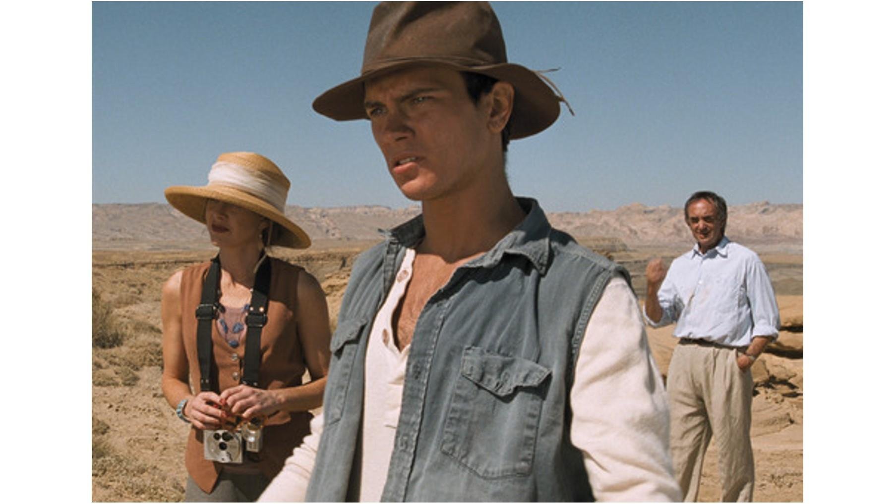 这是一张虚拟拍照活动的说明图片，您可以与瑞凡·菲尼克斯合影，以纪念瑞凡·菲尼克斯的遗作《黑暗之血》的上映。