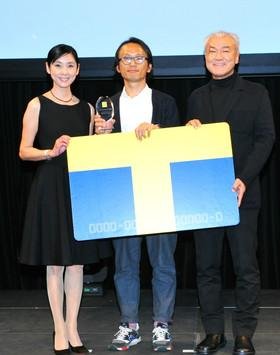 女優の黒木瞳さんとCCCの増田社長と受賞者の中江さん3人の写真です。