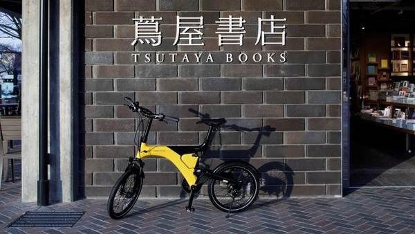 将日本文化的魅力传播到世界各地——这是一张说明图，展示了位于京都冈崎的茑屋书店开业的情况，目标客户是年轻一代和入境游客。