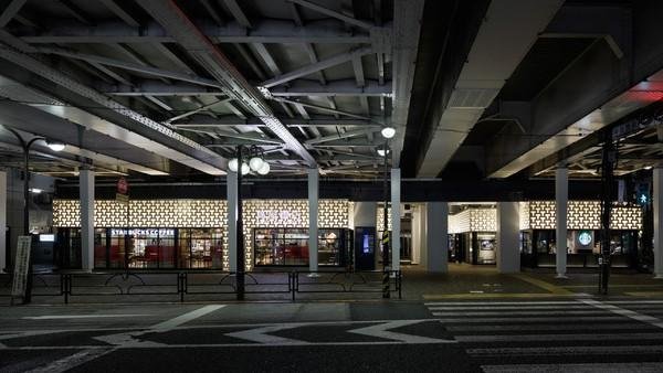 位于高架铁路下方的BOOK & CAFE，旨在成为中目黑的创意引擎。这是中目黑茑屋书店在中目黑站高架铁路下方开业的说明图。