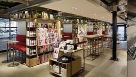 位于高架铁路下方的BOOK & CAFE，旨在成为中目黑的创意引擎。这是中目黑茑屋书店在中目黑站高架铁路下方开业的说明图。