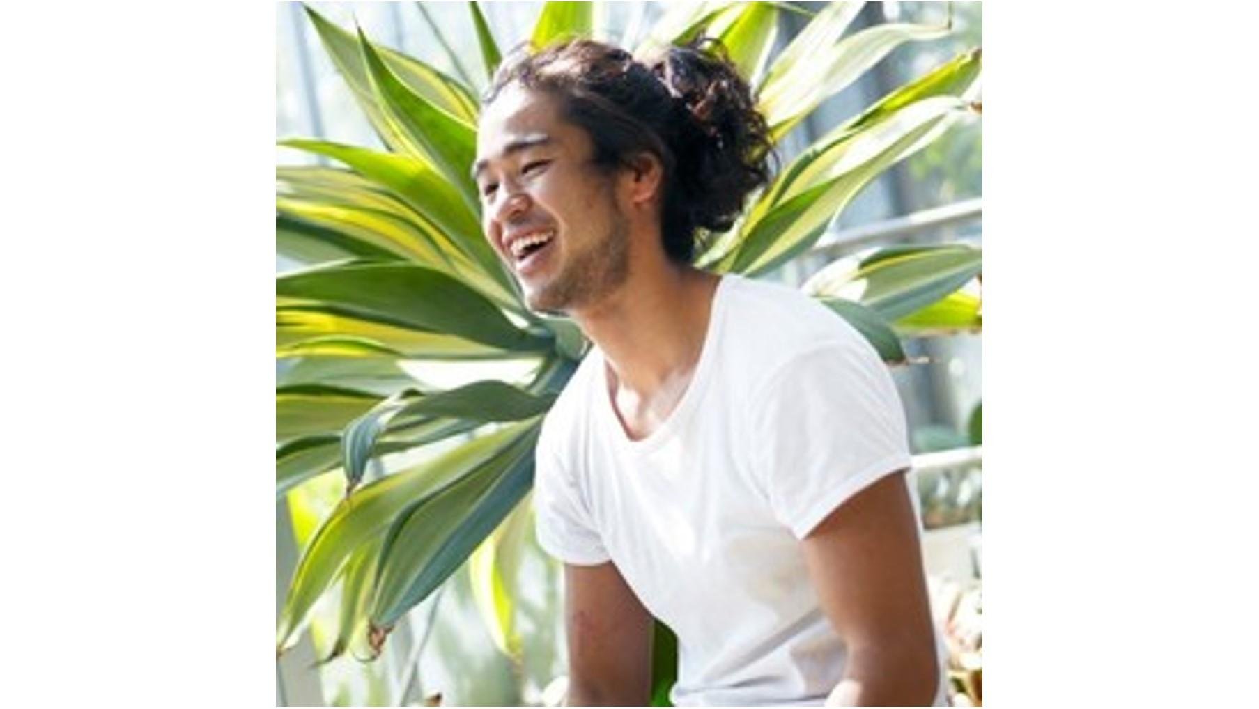 这是“代官山 T-SITE 绿色圣诞节”亮灯活动的宣传图，届时来自世界各地的植物将齐聚森林，共庆圣诞节。