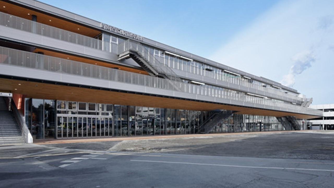 周南市立徳山駅前図書館の外観です