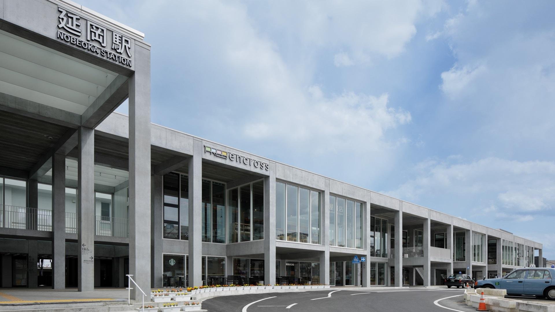 免費車站「Encross」於4月13日在延岡市開幕。車站全年365天，從早上8點到晚上9點開放，集候車區、社區活動場所、兒童活動空間、閱讀區、咖啡館及當地資訊中心於一體。