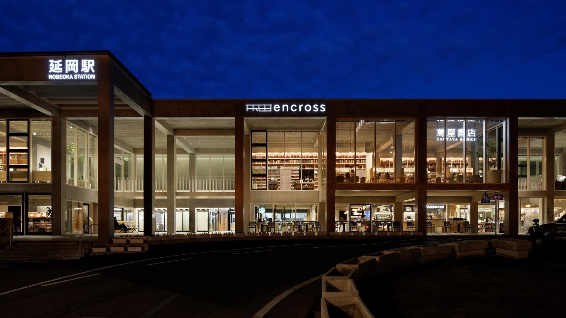 免費車站「Encross」於4月13日在延岡市開幕。車站全年365天，從早上8點到晚上9點開放，集候車區、社區活動場所、兒童活動空間、閱讀區、咖啡館及當地資訊中心於一體。