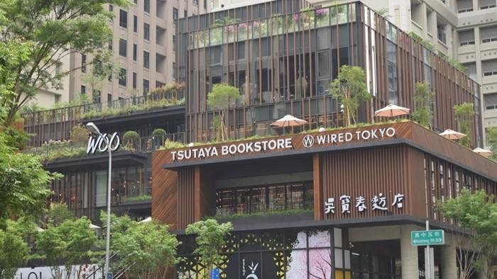 這是位於台中文化藝術區、周圍環繞著現代建築的「TSUTAYA BOOKSTORE 台中市政府店」書店及咖啡館的說明圖，該店將於 4 月 26 日開幕。