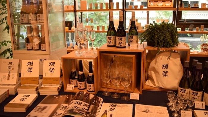 這是位於台中文化藝術區、周圍環繞著現代建築的「TSUTAYA BOOKSTORE 台中市政府店」書店及咖啡館的說明圖，該店將於 4 月 26 日開幕。