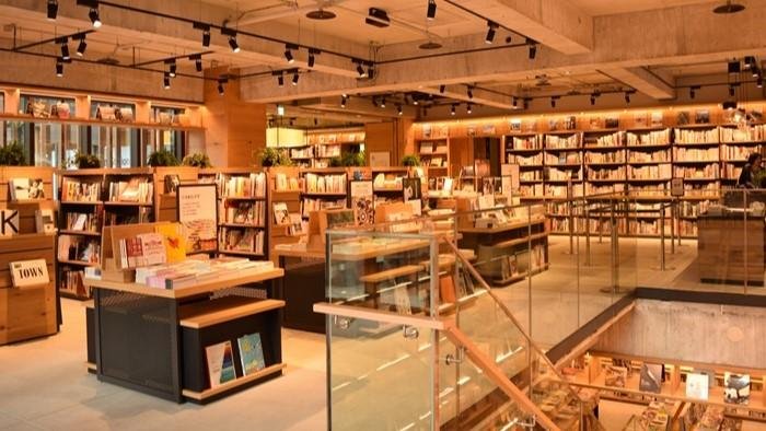 這是位於台中文化藝術區、周圍環繞著現代建築的「TSUTAYA BOOKSTORE 台中市政府店」書店及咖啡館的說明圖，該店將於 4 月 26 日開幕。