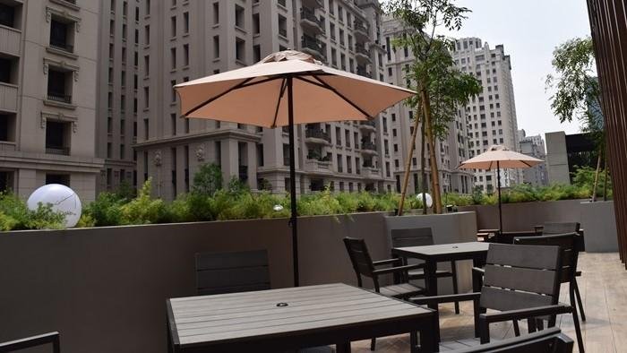 這是位於台中文化藝術區、周圍環繞著現代建築的「TSUTAYA BOOKSTORE 台中市政府店」書店及咖啡館的說明圖，該店將於 4 月 26 日開幕。