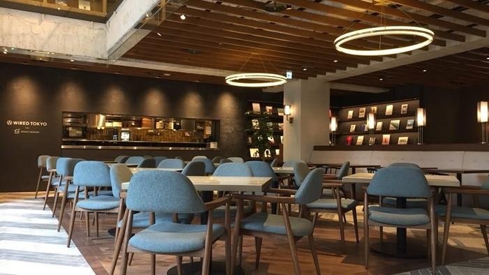 這是位於台中文化藝術區、周圍環繞著現代建築的「TSUTAYA BOOKSTORE 台中市政府店」書店及咖啡館的說明圖，該店將於 4 月 26 日開幕。