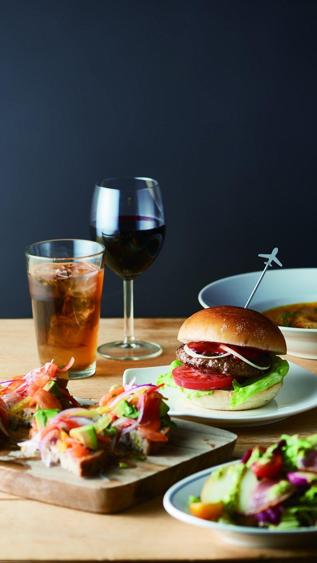 這是位於台中文化藝術區、周圍環繞著現代建築的「TSUTAYA BOOKSTORE 台中市政府店」書店及咖啡館的說明圖，該店將於 4 月 26 日開幕。