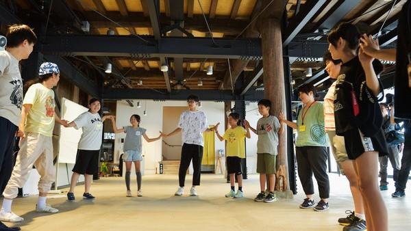 石巻の子どもたちと近藤良平さんのコラボレーションアート作品が完成！子どもたちの未来と地域コミュニティをつなぐ「Reborn-Art Festival × Tカード」の説明画像です