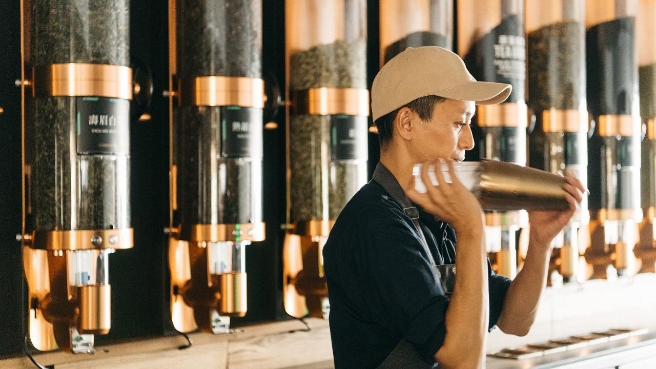 This is an explanatory image of the grand opening of the first store of 