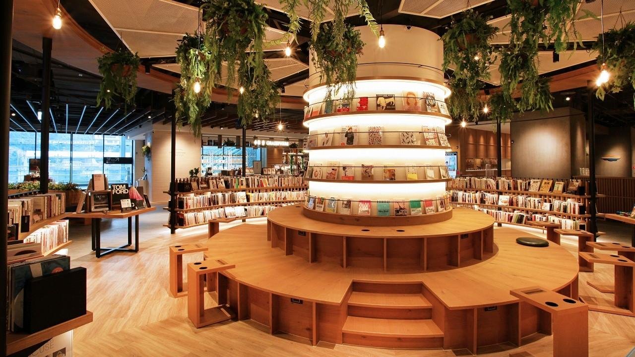 這是「TSUTAYA BOOKSTORE 南港店」的說明圖，該店將於 12 月 6 日在繁華的南港地區開業，該地區正在蓬勃發展，並為與孩子共度時光提供了一種獨特的方式。