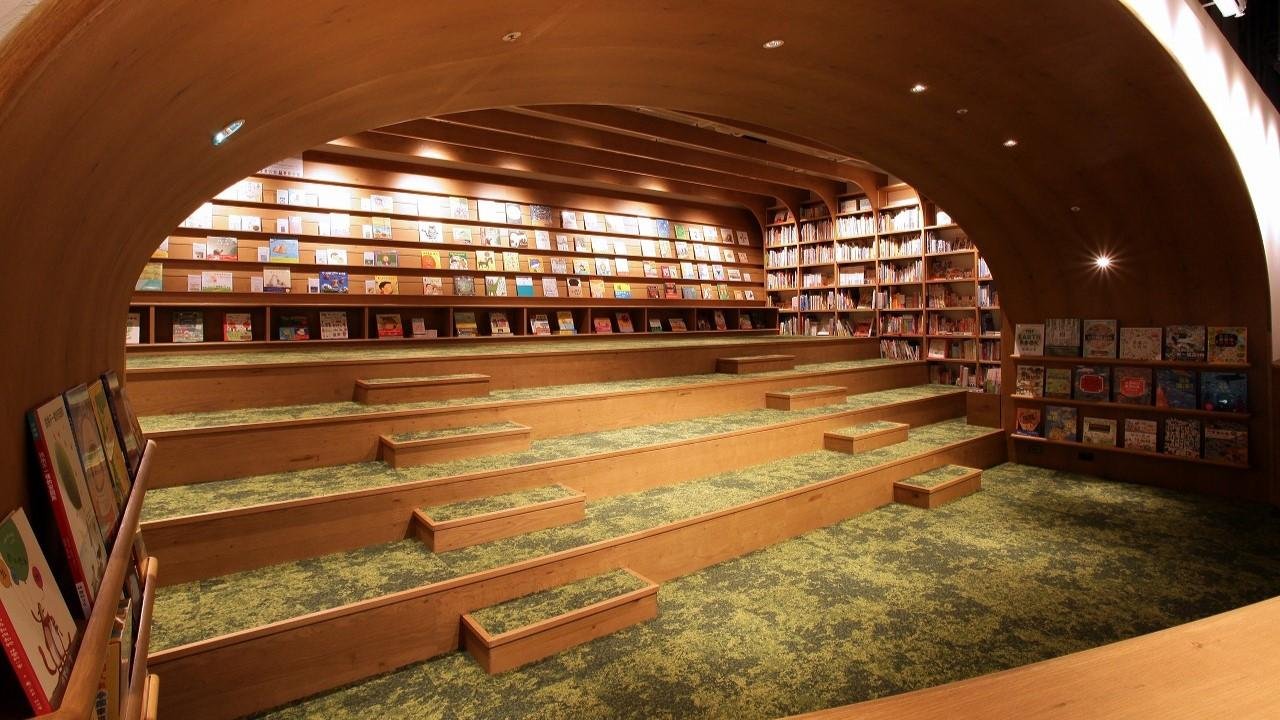 這是「TSUTAYA BOOKSTORE 南港店」的說明圖，該店將於 12 月 6 日在繁華的南港地區開業，該地區正在蓬勃發展，並為與孩子共度時光提供了一種獨特的方式。