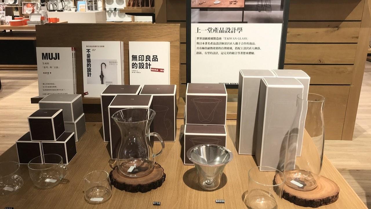 這是「TSUTAYA BOOKSTORE 南港店」的說明圖，該店將於 12 月 6 日在繁華的南港地區開業，該地區正在蓬勃發展，並為與孩子共度時光提供了一種獨特的方式。