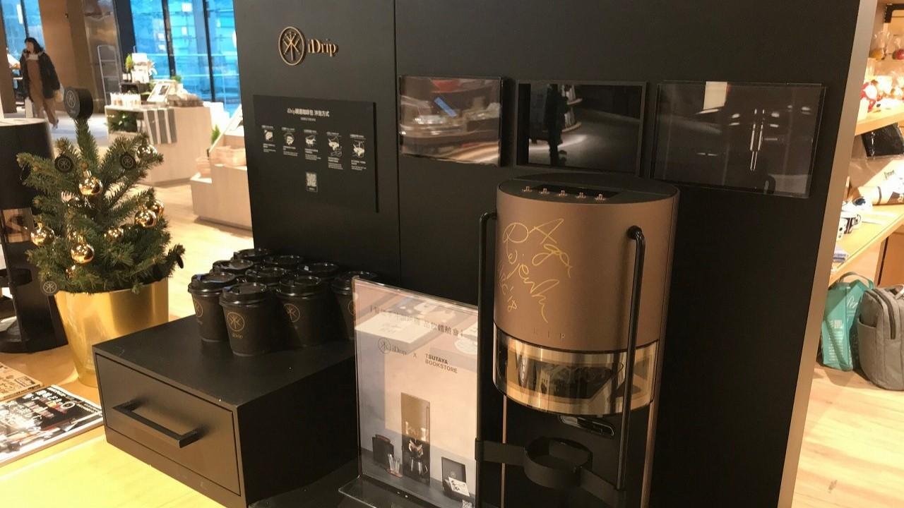 這是「TSUTAYA BOOKSTORE 南港店」的說明圖，該店將於 12 月 6 日在繁華的南港地區開業，該地區正在蓬勃發展，並為與孩子共度時光提供了一種獨特的方式。