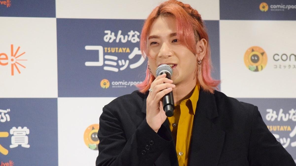 アーティスト・OWVの本田康祐さんの写真です
