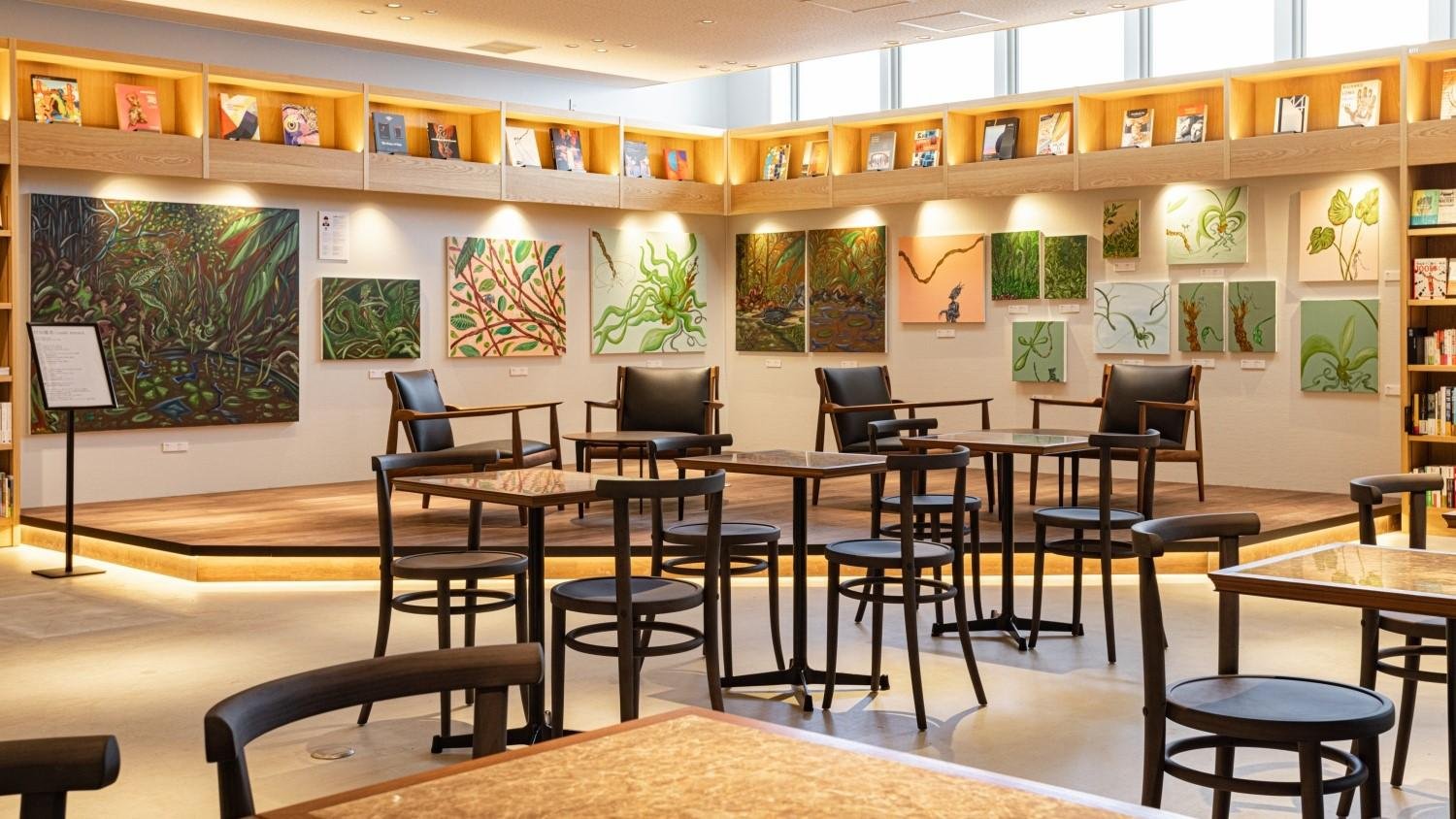 アートが楽しめる「Art Lounge」の店内写真です。