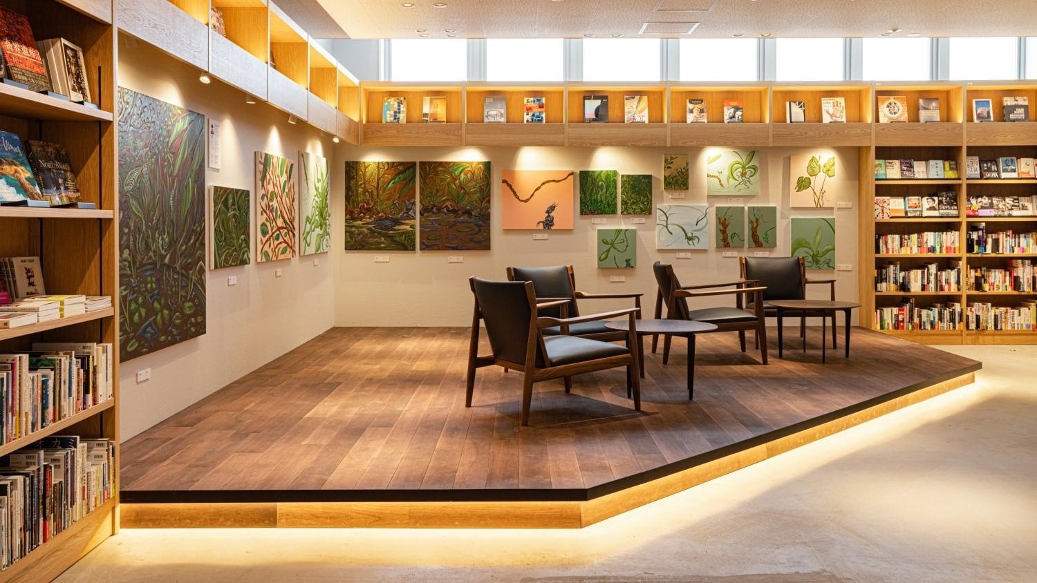 アートが楽しめる「Art Lounge」の店内写真です。