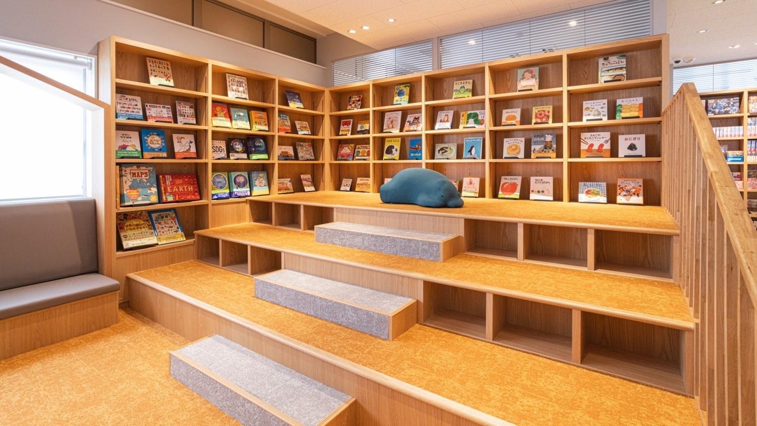 店に集う子どもをハブに様々な活動を行う「こどもまなぶベース」の店内写真です。