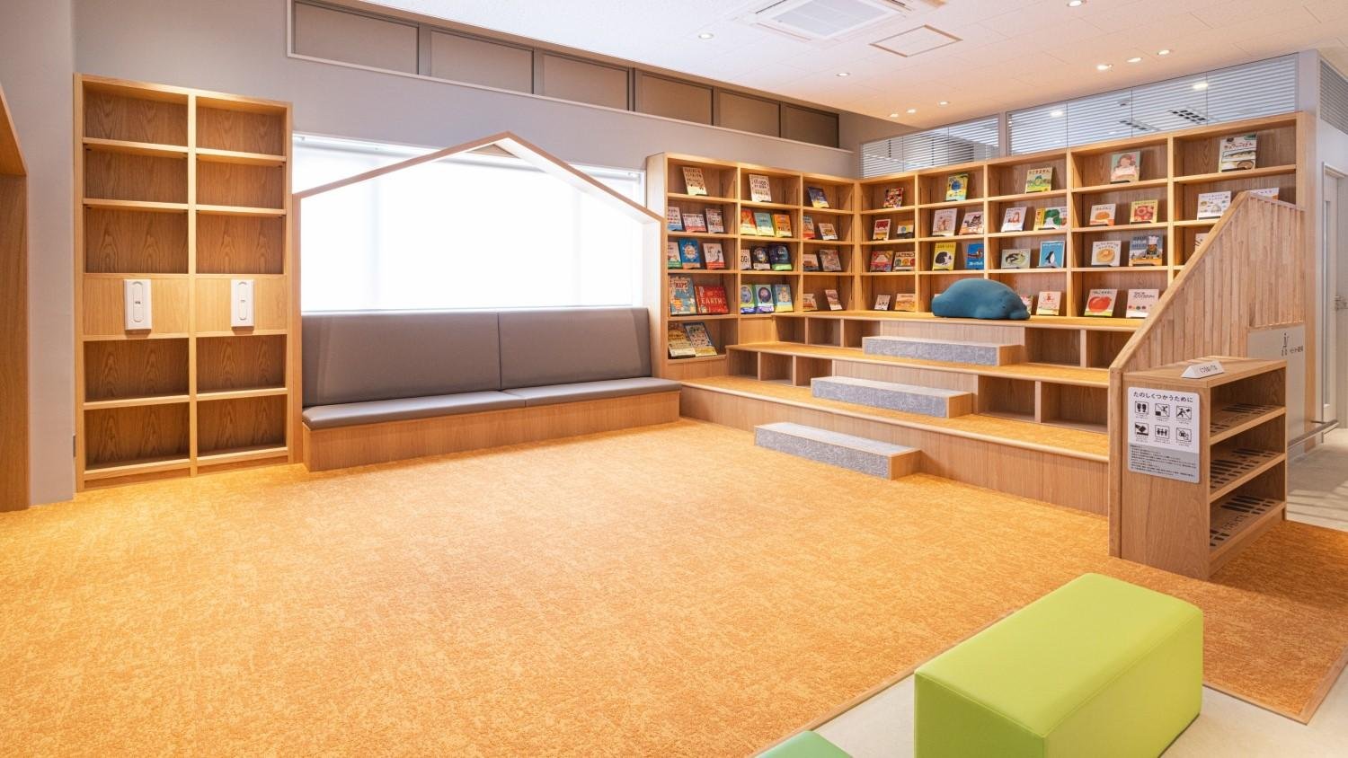 店に集う子どもをハブに様々な活動を行う「こどもまなぶベース」の店内写真です。