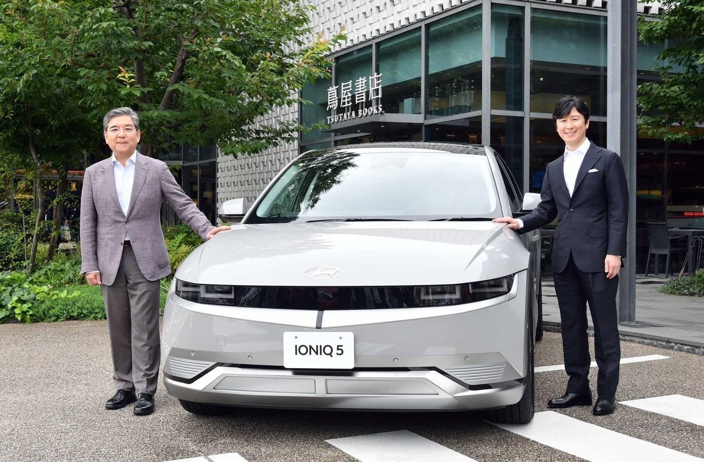 HyundaiとCCC、ZEV時代の共創パートナーシップに向けた協業に合意時の社長同士の握手の写真です。