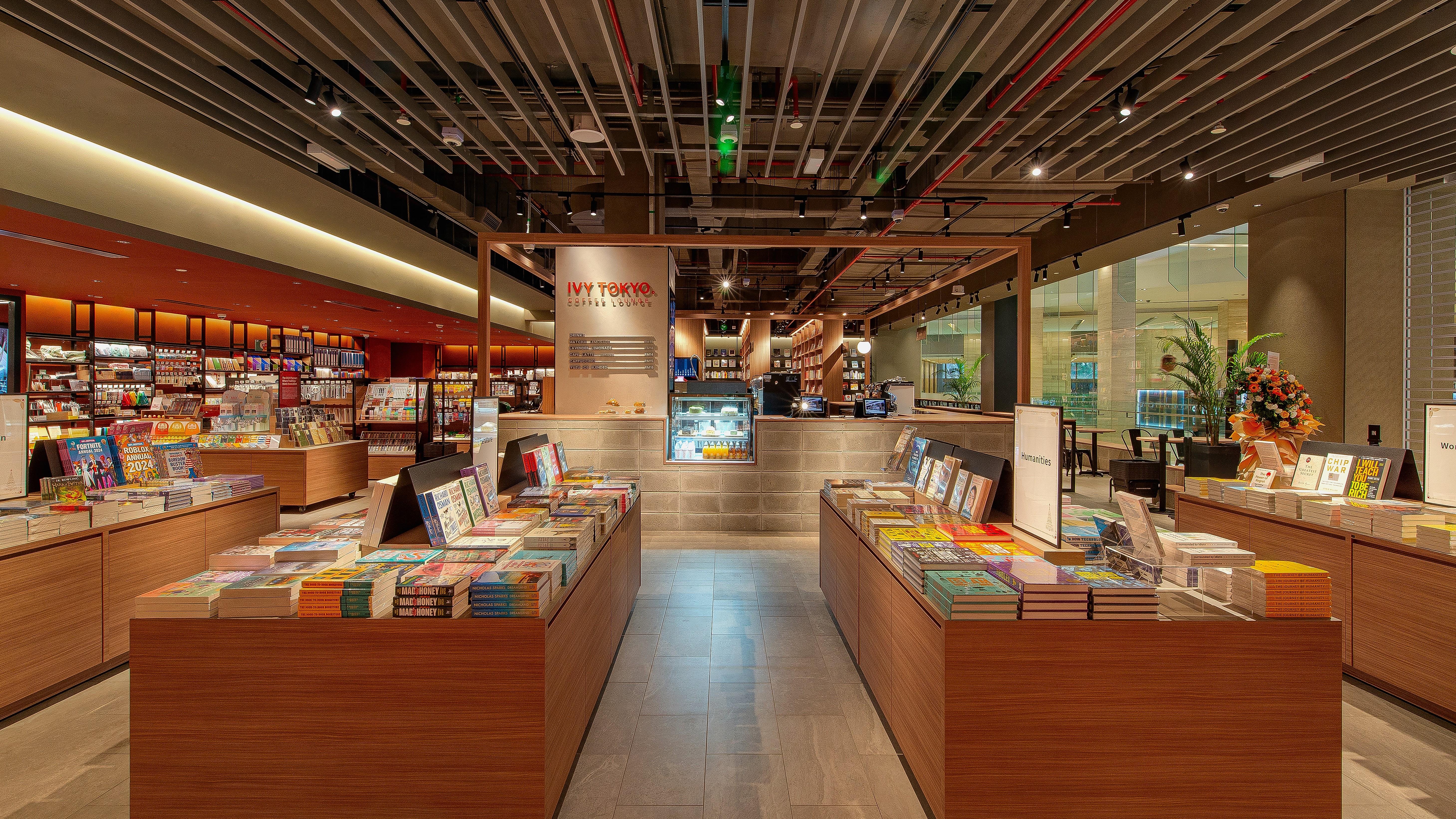 TSUTAYA BOOKSTORE インターマークモール店の店内写真です。