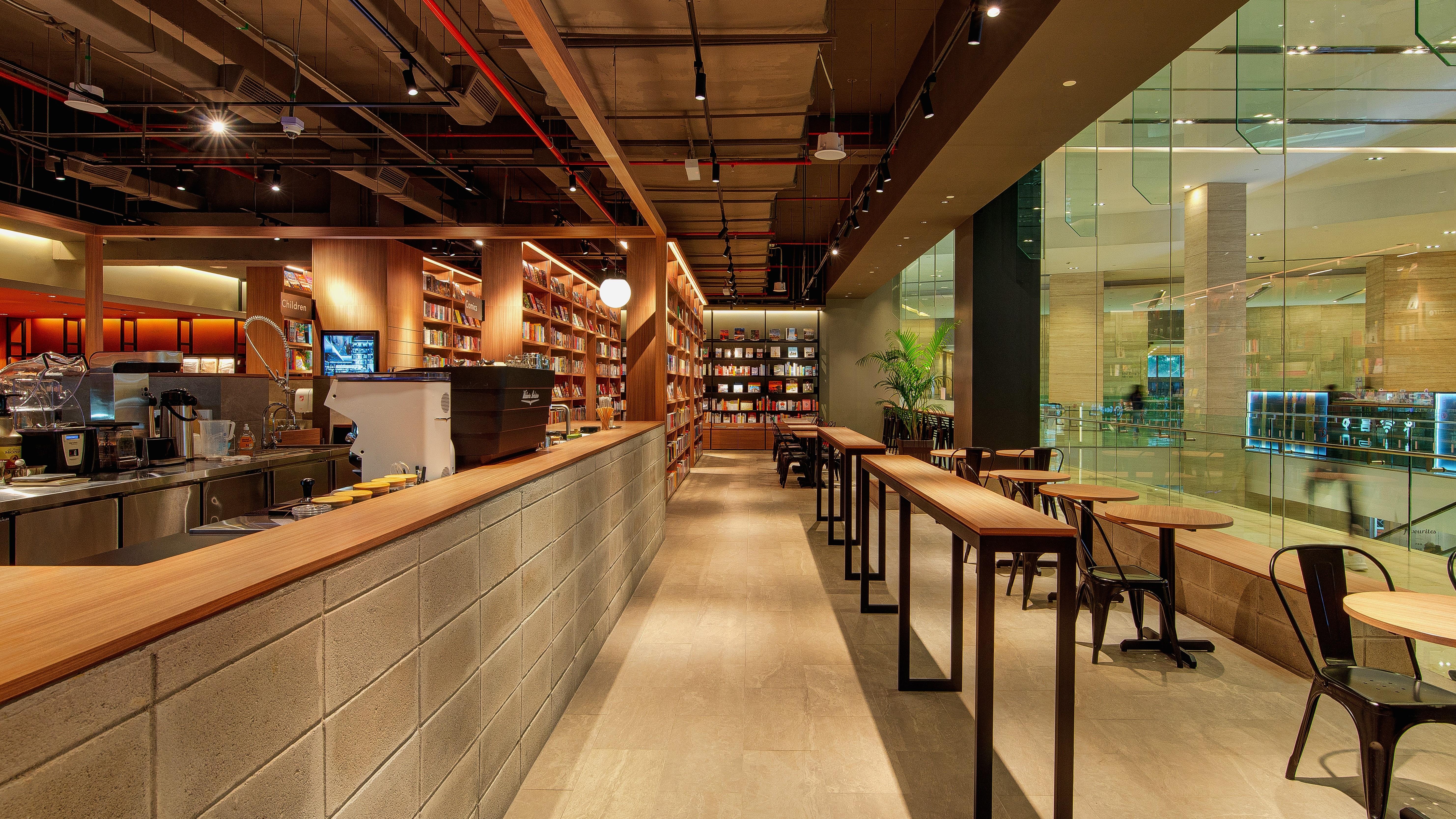 TSUTAYA BOOKSTORE インターマークモール店の店内写真です。