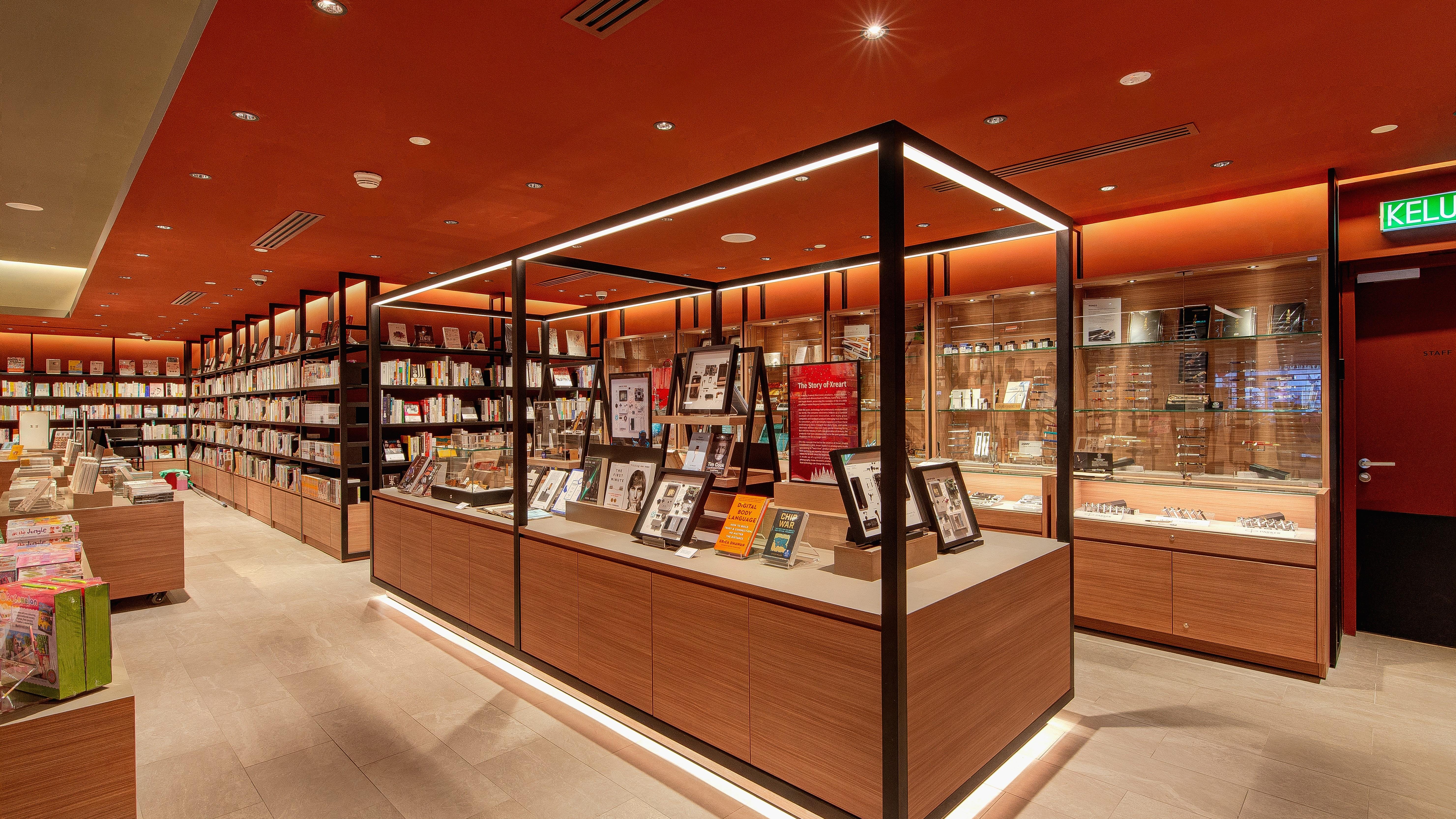 TSUTAYA BOOKSTORE インターマークモール店の店内写真です。