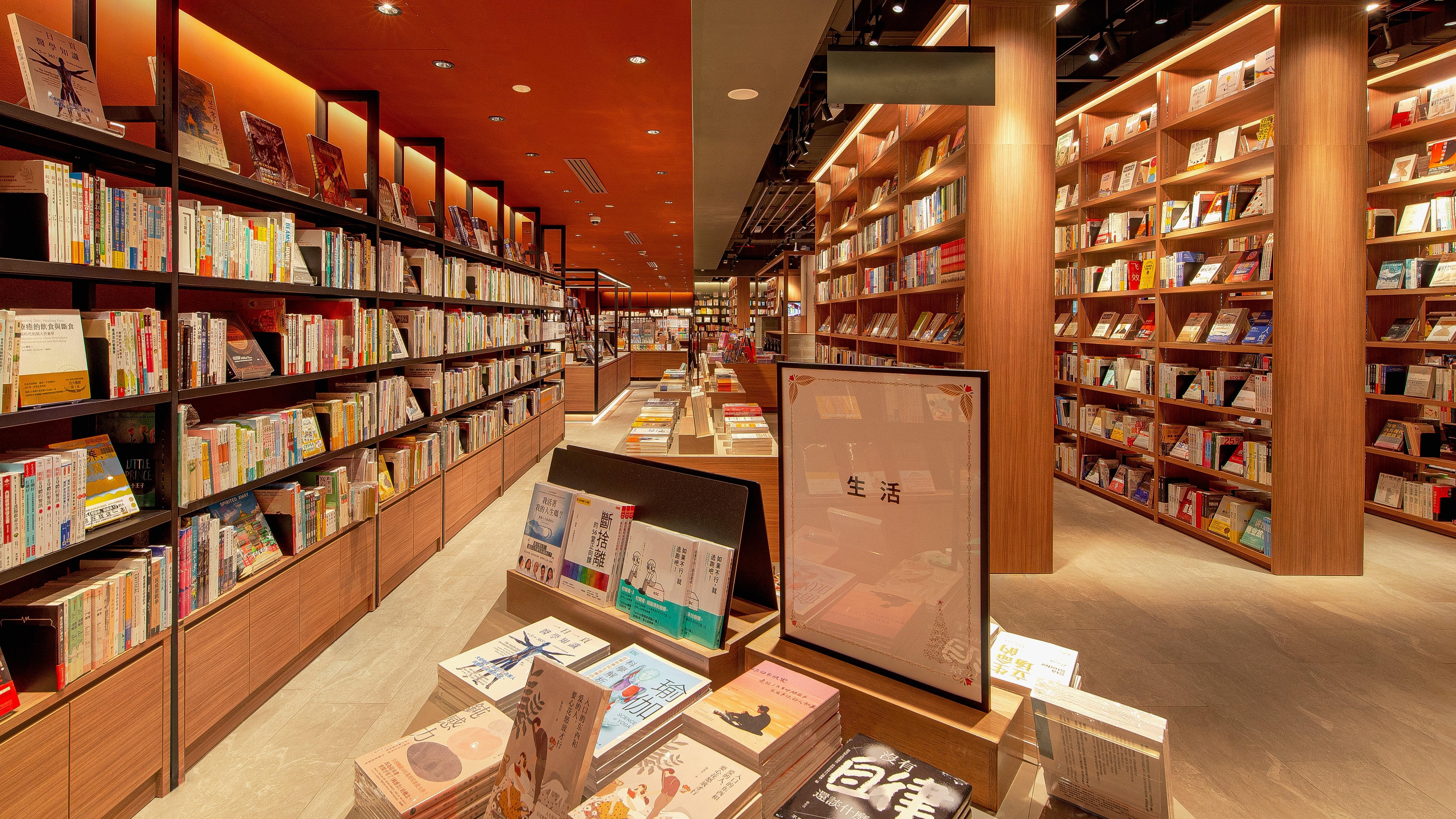 TSUTAYA BOOKSTORE インターマークモール店の店内写真です。