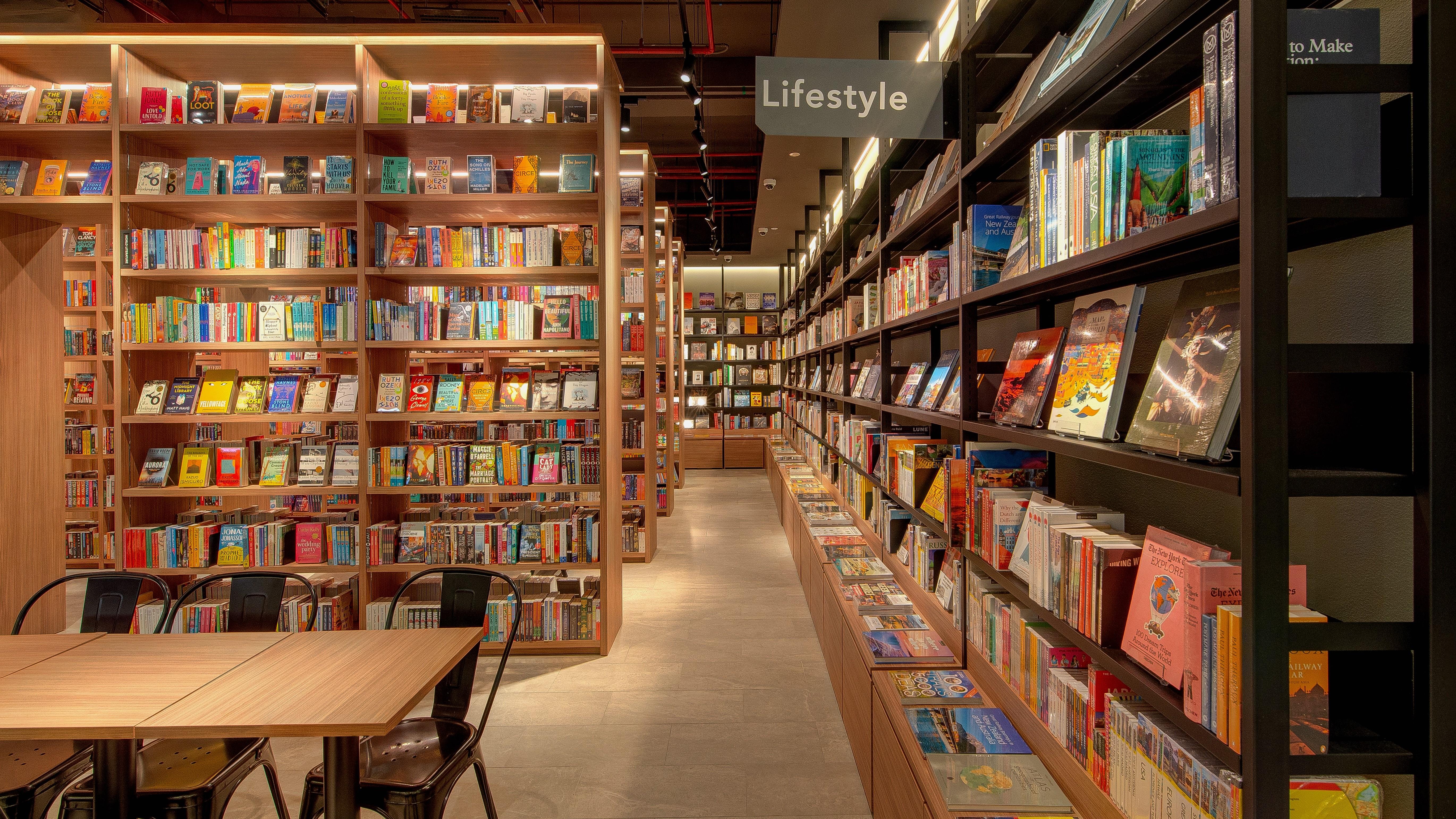 TSUTAYA BOOKSTORE インターマークモール店の店内写真です。