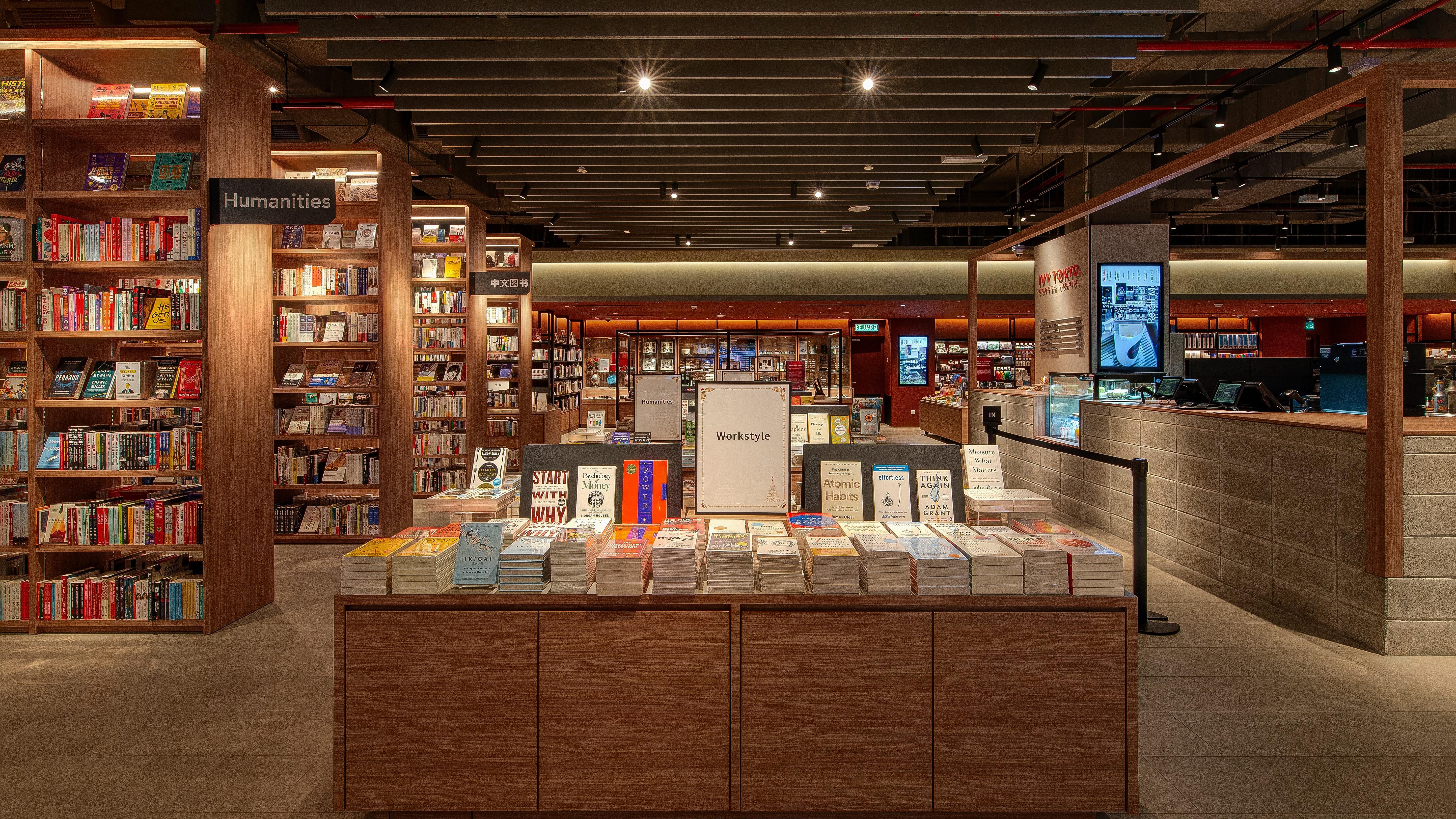 TSUTAYA BOOKSTORE インターマークモール店の店内写真です。