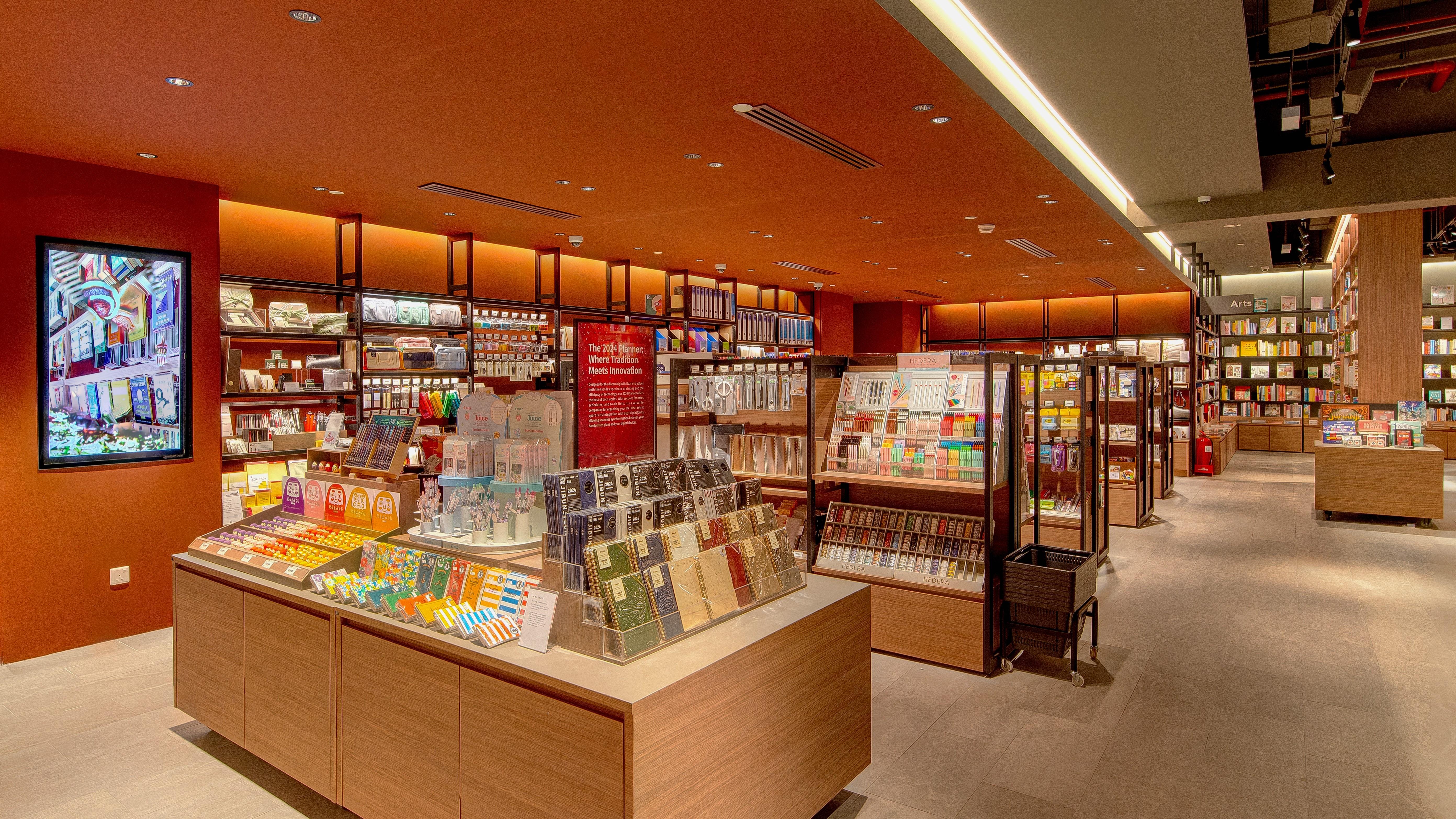 TSUTAYA BOOKSTORE インターマークモール店の店内写真です。