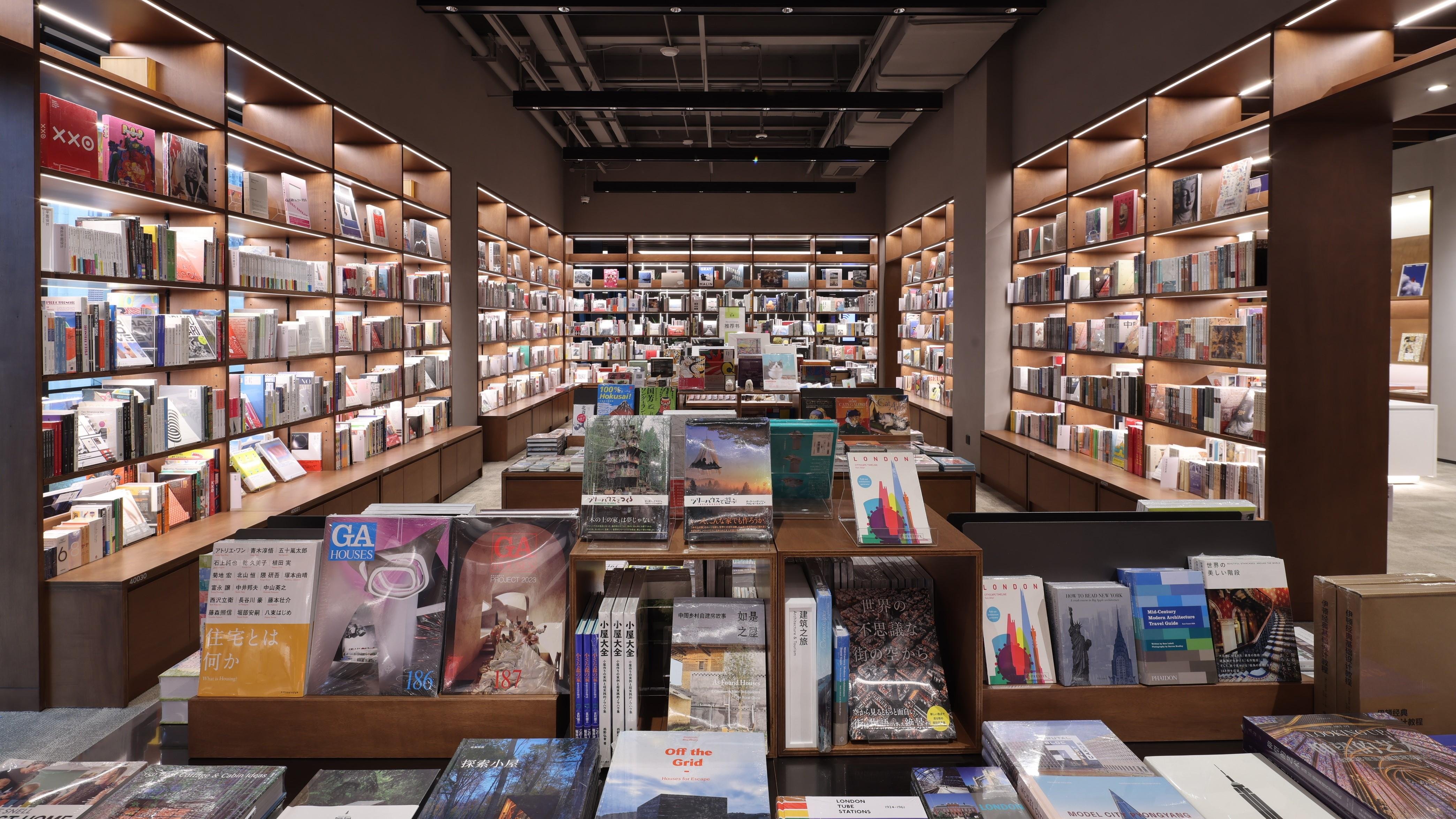 这是TSUTAYA书店武汉江汉路店的内部照片。