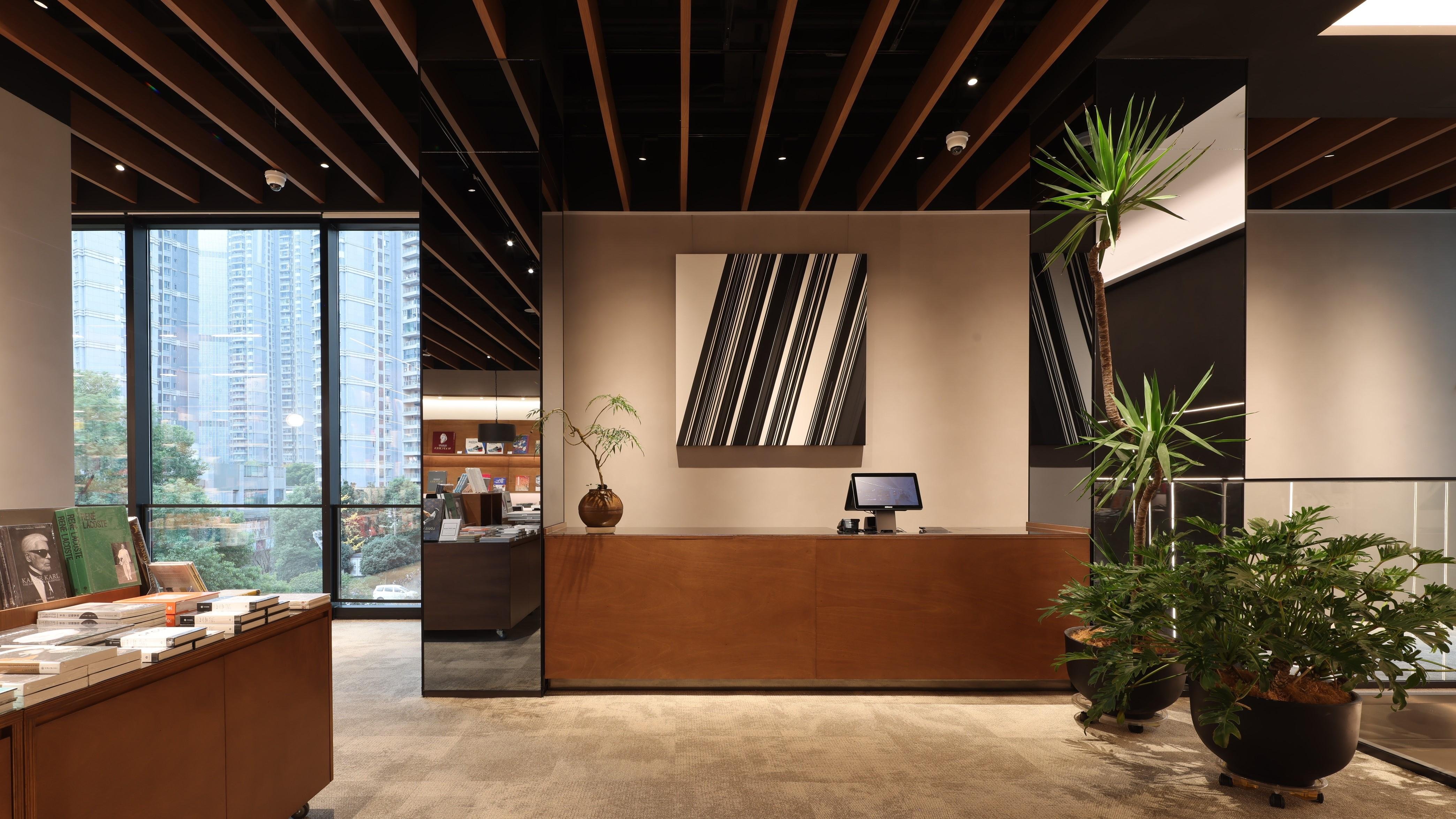 这是“TSUTAYA书店武汉江汉路店”的内部照片。