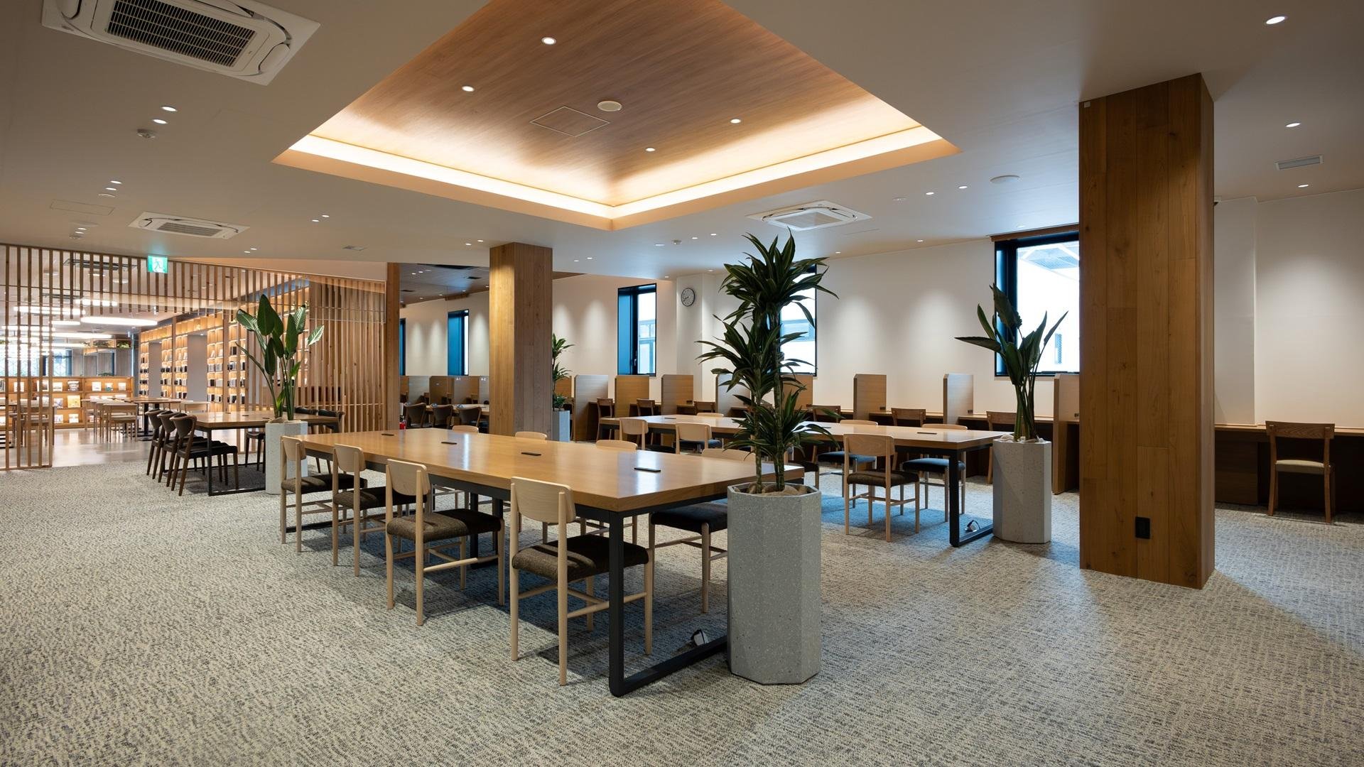 九州電力薩摩川内複合施設「センノオト」の店内画像です。