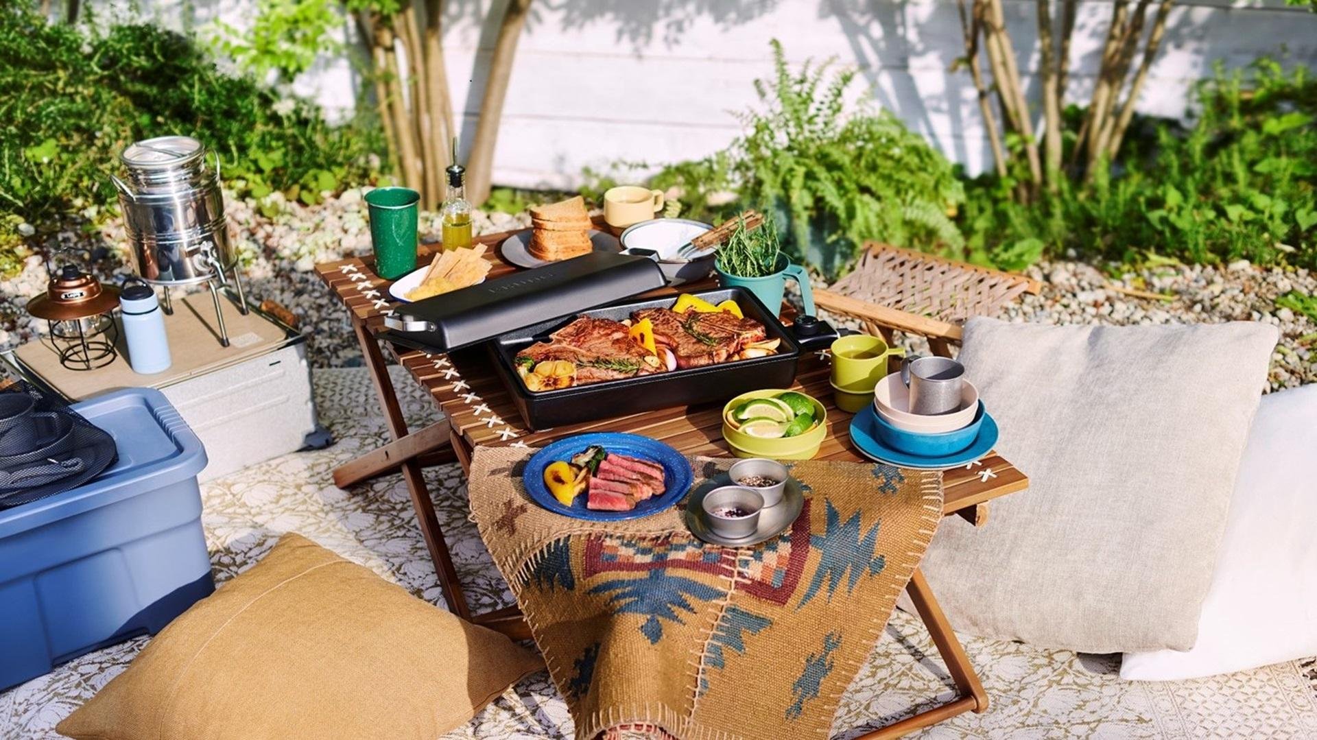 BRUNOとCCC、ライフスタイルをもっとアクティブに過ごすアウトドアギアライクな新ホットプレート「FLAT HOT PLATE」を共同企画、メイン画像