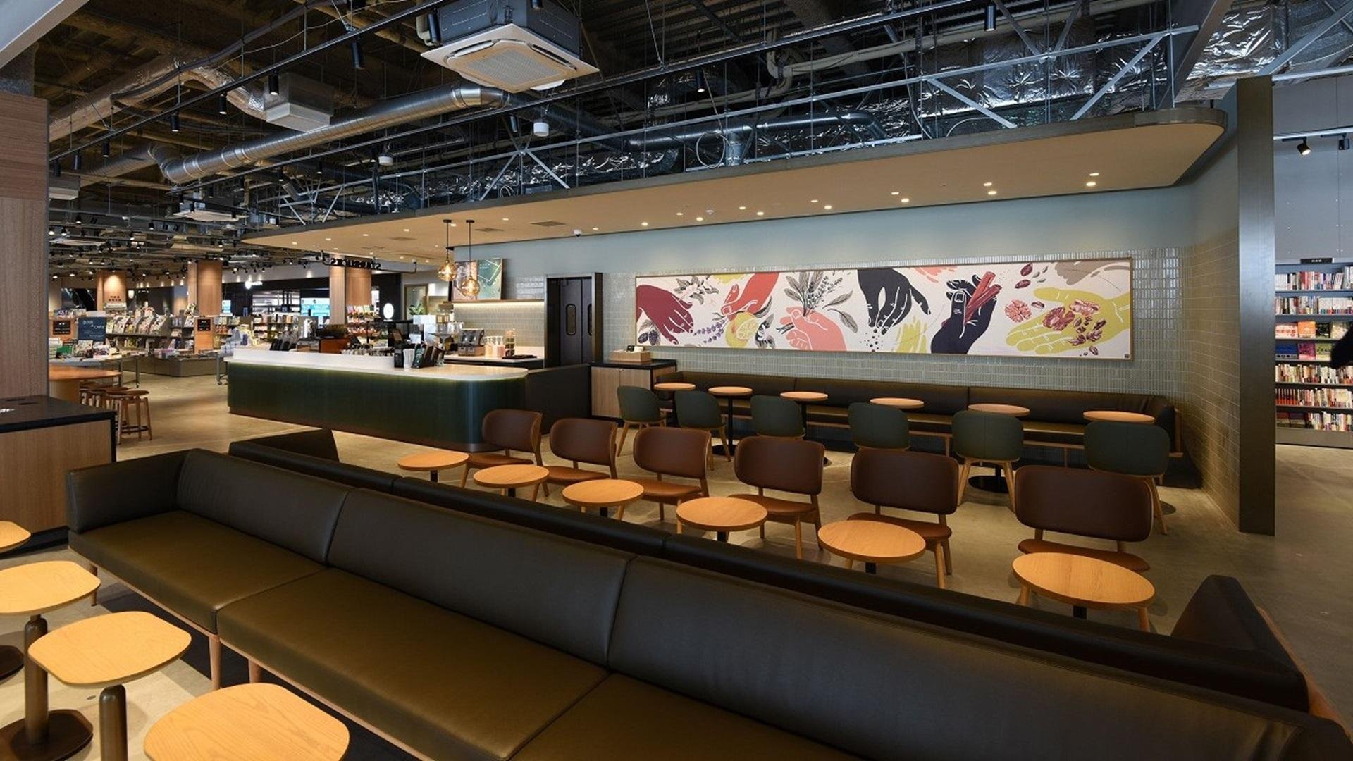 「TSUTAYA BOOKSTORE ゆめが丘ソラトス」の店内写真です