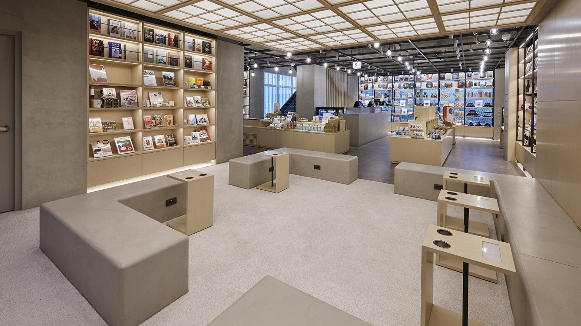 「TSUTAYA BOOKSTORE日月町店」の店内写真です
