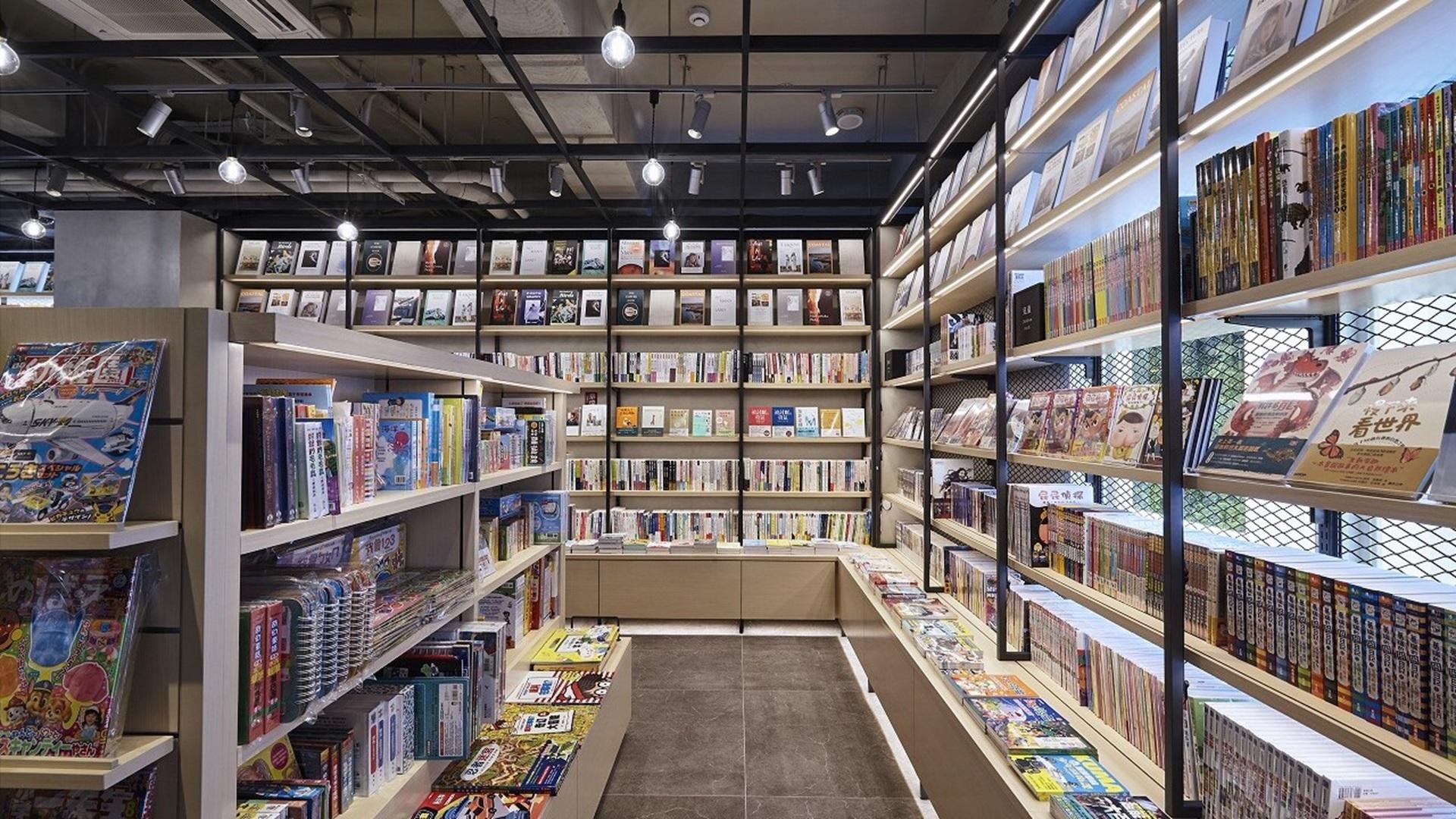 「TSUTAYA BOOKSTORE日月町店」の店内写真です